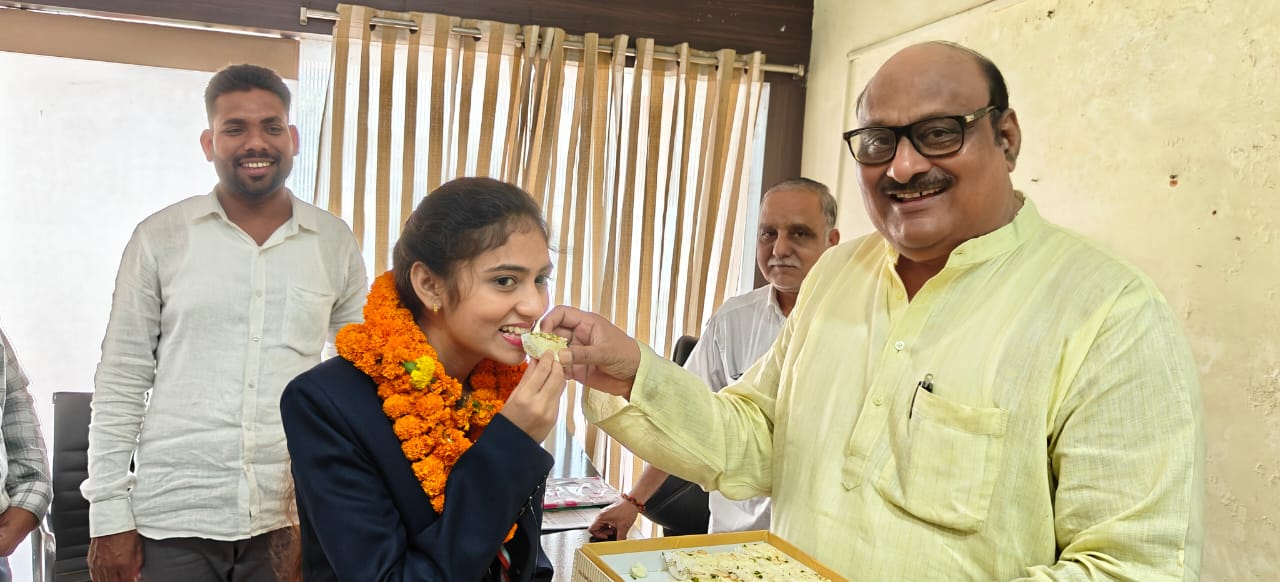 जयसिंह अग्रवाल ने लखनी साहू को पुष्पगुच्छ भेंटकर एवं मुंह मीठा कराकर सम्मानित किया जयसिंह अग्रवाल ने लखनी साहू को पुष्पगुच्छ भेंटकर एवं मुंह मीठा कराकर सम्मानित किया