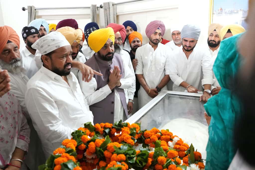 पंजाबी गायक राजवीर जवंदा काे श्रद्धांजलि भेंट करते भगवंत मान पंजाबी गायक राजवीर जवंदा काे श्रद्धांजलि भेंट करते भगवंत मान