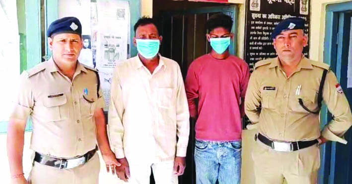 पुलिस गिरफ्त में आरोपित पुलिस गिरफ्त में आरोपित