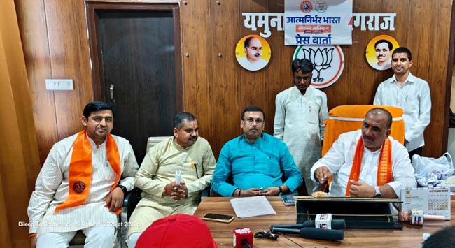 प्रेस वार्ता करते जिलाध्यक्ष प्रेस वार्ता करते जिलाध्यक्ष