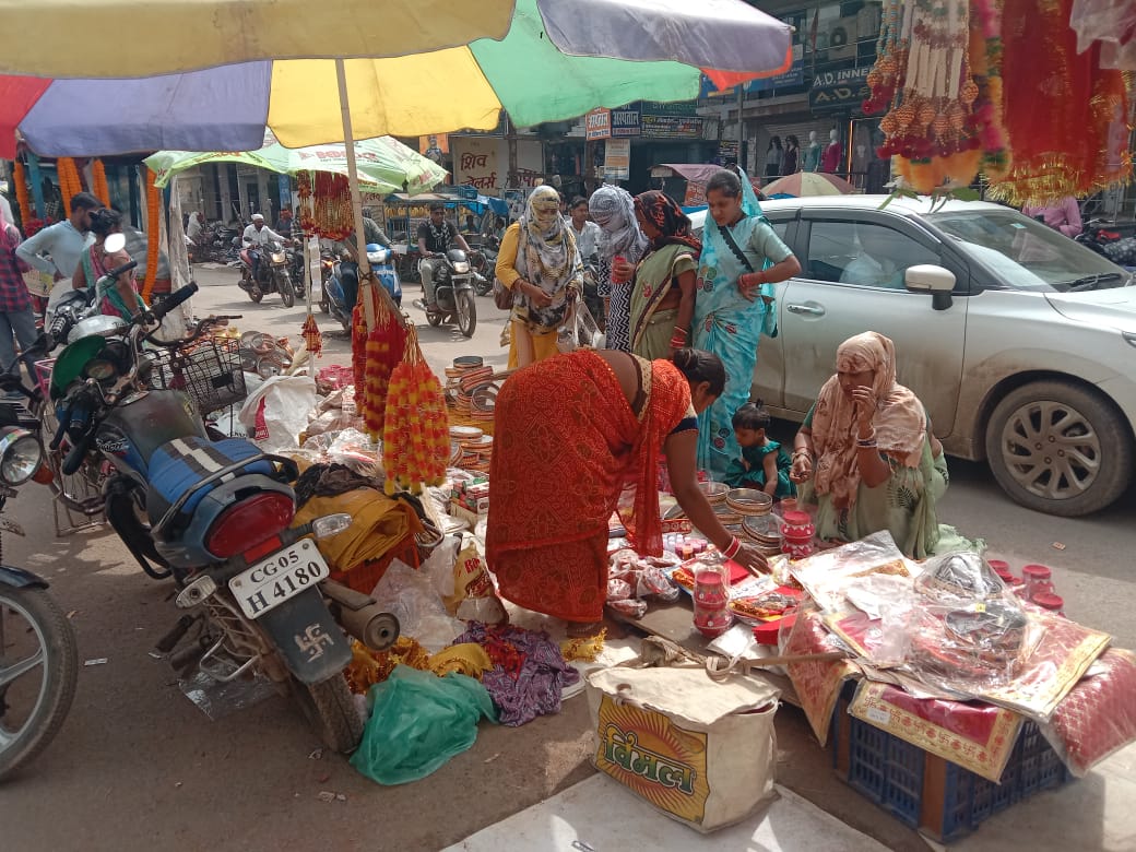 करवा चौथ को लेकर बाजार में पूजन सामग्री की खरीदती हुई महिला। करवा चौथ को लेकर बाजार में पूजन सामग्री की खरीदती हुई महिला।