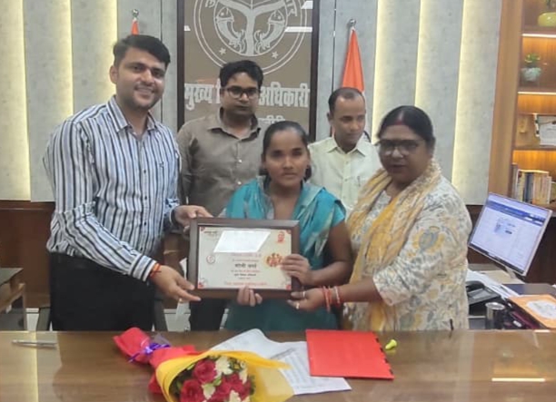 मोनी वर्मा को सम्मानित करते सीडीओ अभिषेक कुमार मोनी वर्मा को सम्मानित करते सीडीओ अभिषेक कुमार