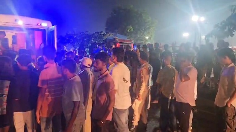 गुवाहाटी-सोनापुर थाना क्षेत्र के पाथरकुची इलाके में सड़क दुर्घटना के बाद उमड़ी भीड़