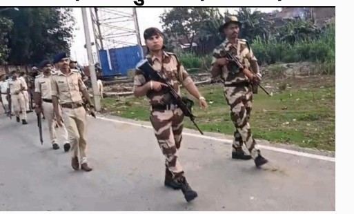 फ्लैग मार्च में शामिल पुलिसकर्मी फ्लैग मार्च में शामिल पुलिसकर्मी