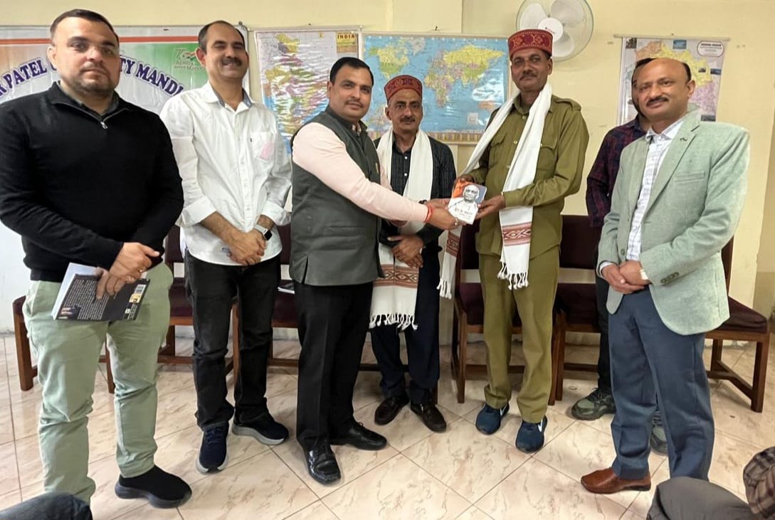 सम्मानित करते हुए।