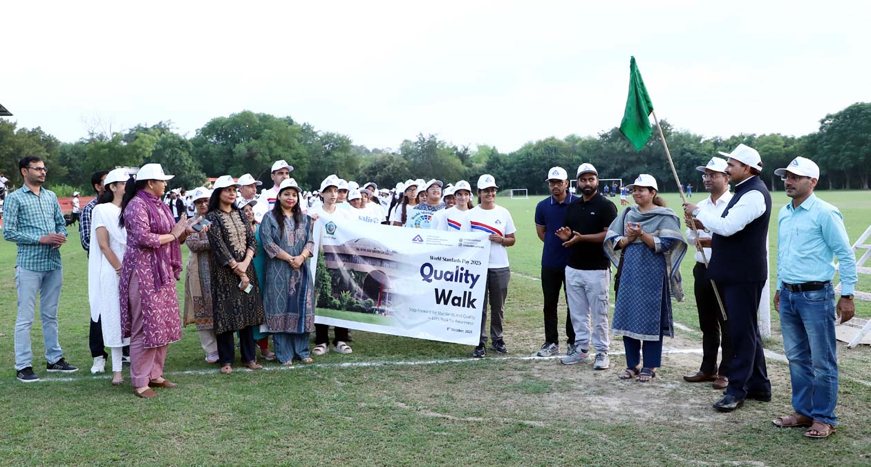 क्वालिटी वॉक को हरीझंडी दिखाते कुलपति प्रो. नरसीराम बिश्नोई। क्वालिटी वॉक को हरीझंडी दिखाते कुलपति प्रो. नरसीराम बिश्नोई।