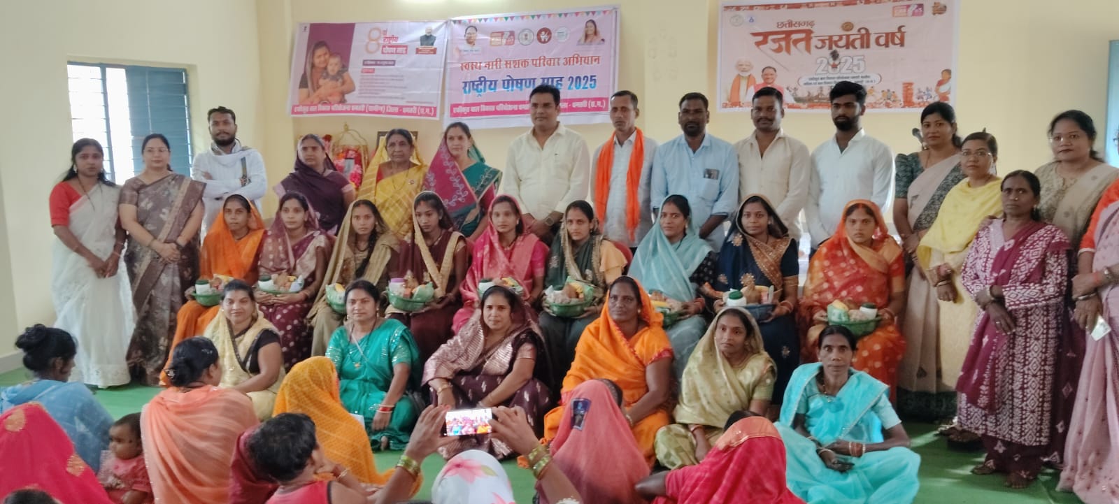 परियोजना स्तरीय पोषण माह के तहत आयोजित कार्यक्रम में उपस्थित अतिथि व पालक। परियोजना स्तरीय पोषण माह के तहत आयोजित कार्यक्रम में उपस्थित अतिथि व पालक।