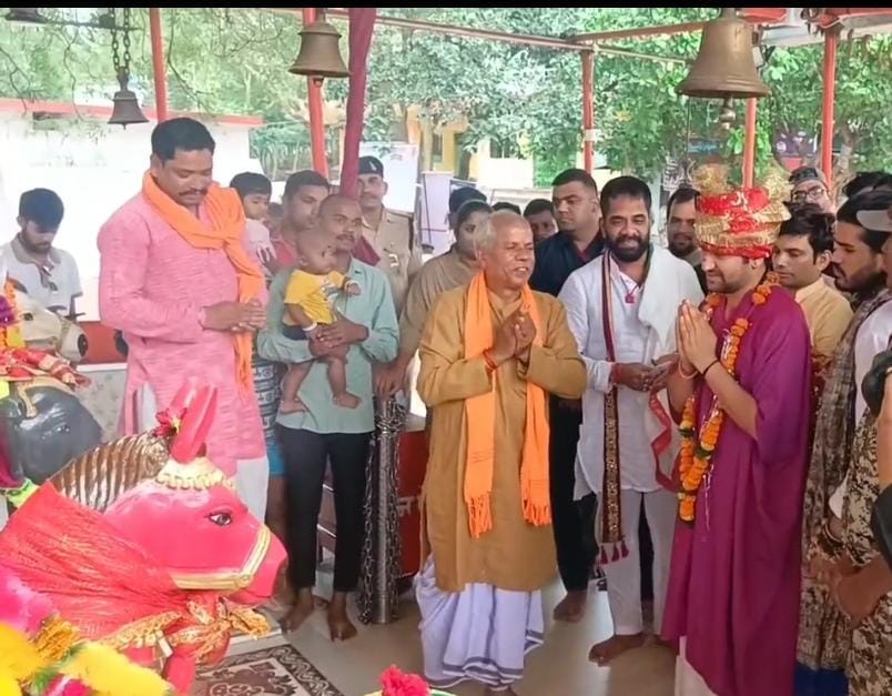 मां अंगारमोती का दर्शन पूजन करते हुए बागेश्वर धाम के पं. धीरेन्द्र शास्त्री। मां अंगारमोती का दर्शन पूजन करते हुए बागेश्वर धाम के पं. धीरेन्द्र शास्त्री।