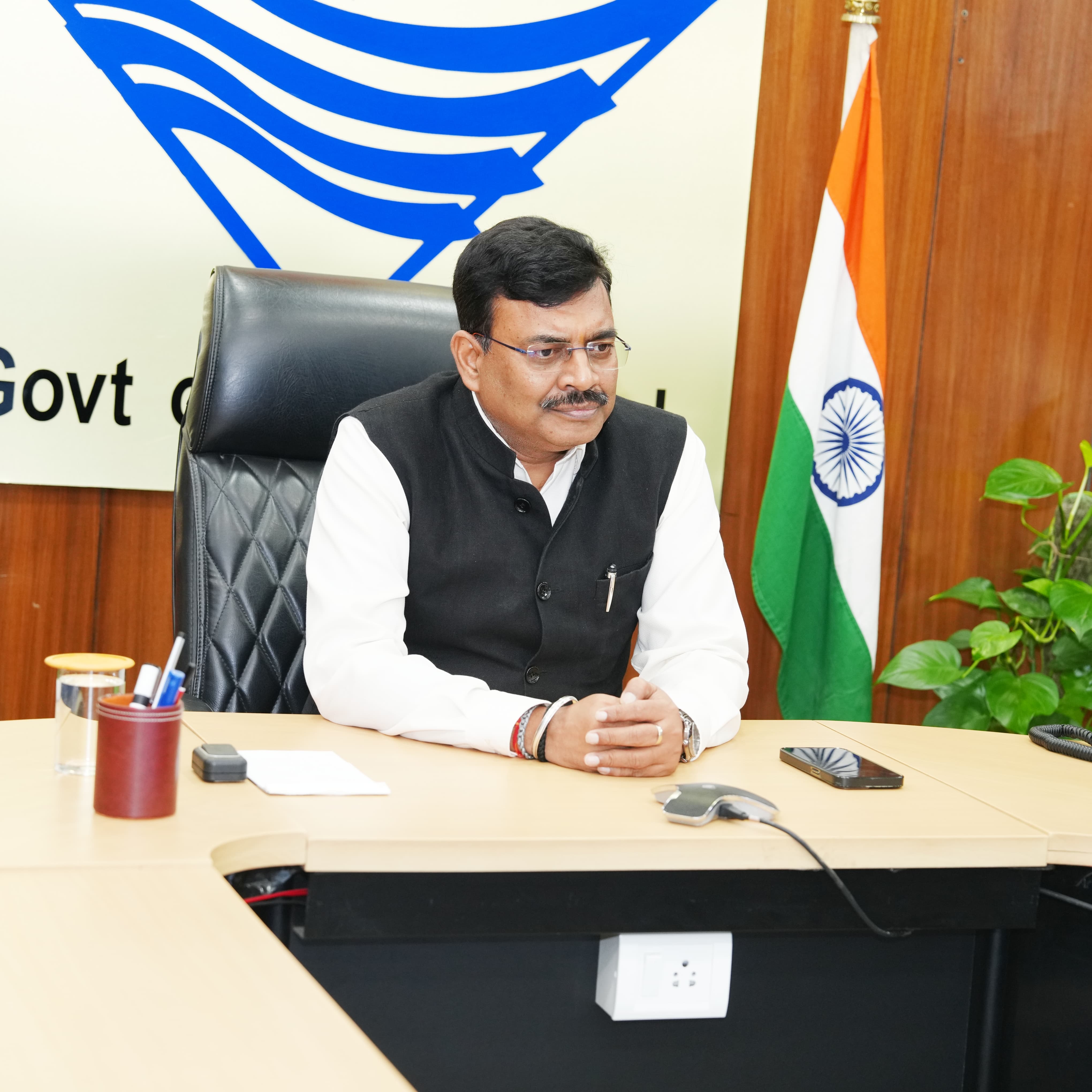 मुख्य सचिव सचिवालय में बैठक करते। मुख्य सचिव सचिवालय में बैठक करते।