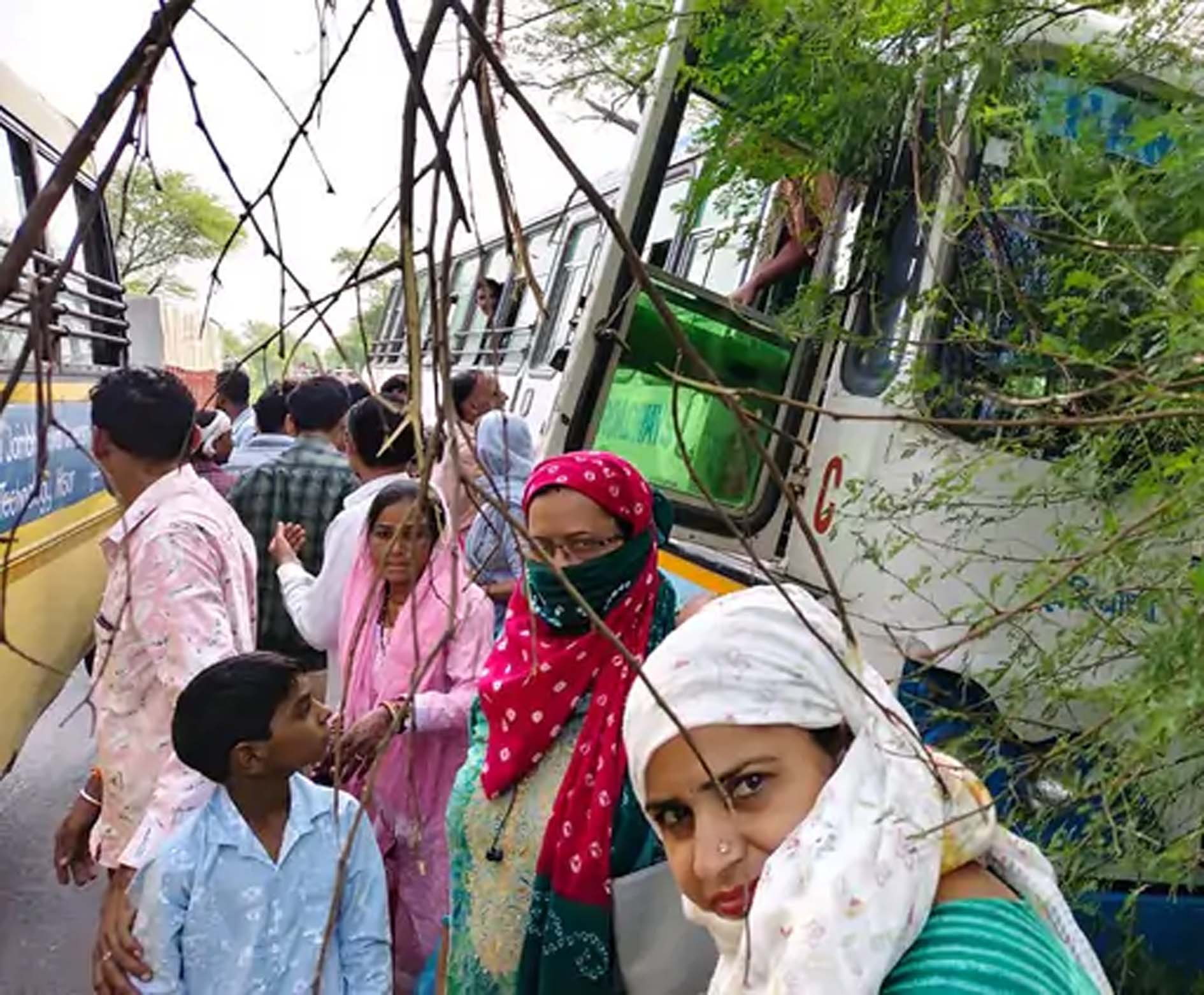बस के धंसने के बाद चालक खिड़की से उतरते महिला यात्री। बस के धंसने के बाद चालक खिड़की से उतरते महिला यात्री।