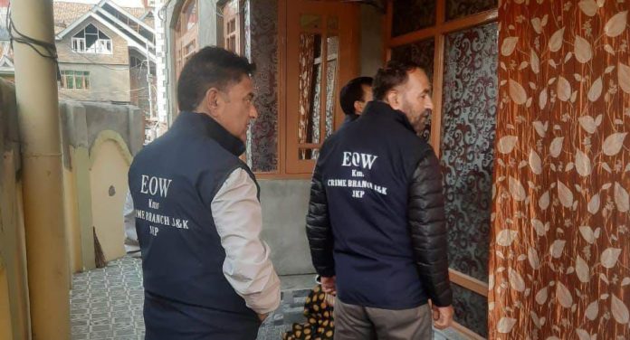 ईओडब्ल्यू ने चार दलालों के खिलाफ दर्ज 53 लाख की भूमि धोखाधड़ी मामले में श्रीनगर में कई जगहों पर ली तलाशी ईओडब्ल्यू ने चार दलालों के खिलाफ दर्ज 53 लाख की भूमि धोखाधड़ी मामले में श्रीनगर में कई जगहों पर ली तलाशी