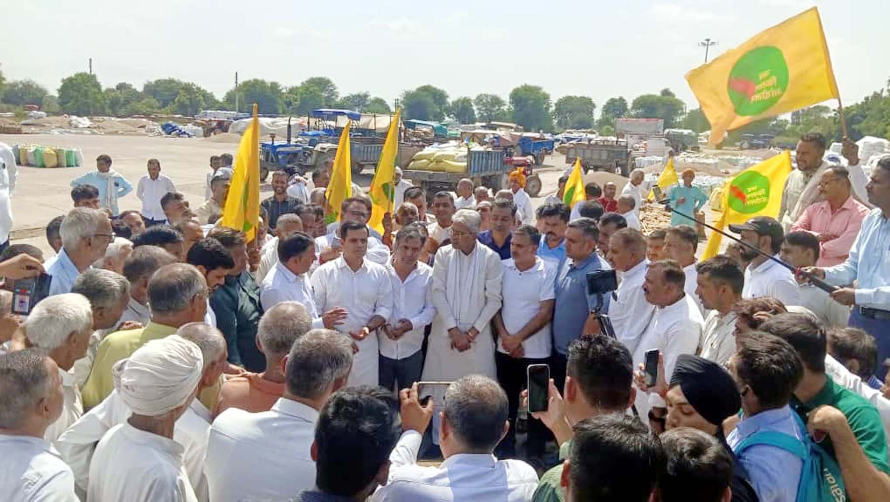 गुरुग्राम के पटौदी विधानसभा स्थित जाटौली मंडी में फसलों का जायजा लेने पहुंचे कांग्रेस प्रदेश अध्यक्ष राव नरेंद्र ङ्क्षसह, साथ में कांगे्रस शहरी जिला अध्यक्ष पंकज डावर व ग्रामीण जिला अध्यक्ष वर्धन यादव। गुरुग्राम के पटौदी विधानसभा स्थित जाटौली मंडी में फसलों का जायजा लेने पहुंचे कांग्रेस प्रदेश अध्यक्ष राव नरेंद्र ङ्क्षसह, साथ में कांगे्रस शहरी जिला अध्यक्ष पंकज डावर व ग्रामीण जिला अध्यक्ष वर्धन यादव।
