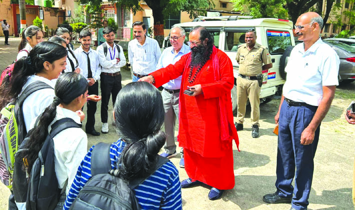 दवा वितरित करते हुए दवा वितरित करते हुए
