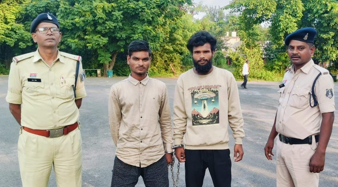 पुलिस गिरफ्त में आरोपित।