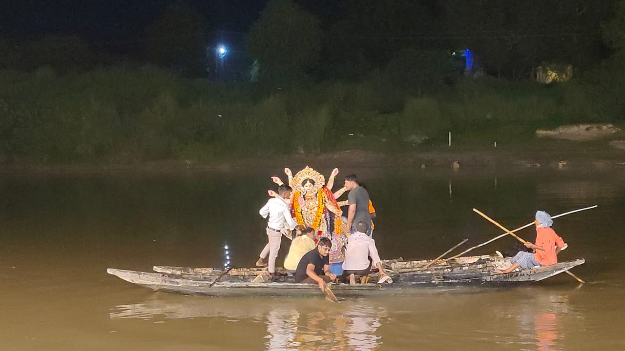 बड़ी दुर्गा माता का गोमती मे विसर्जन बड़ी दुर्गा माता का गोमती मे विसर्जन
