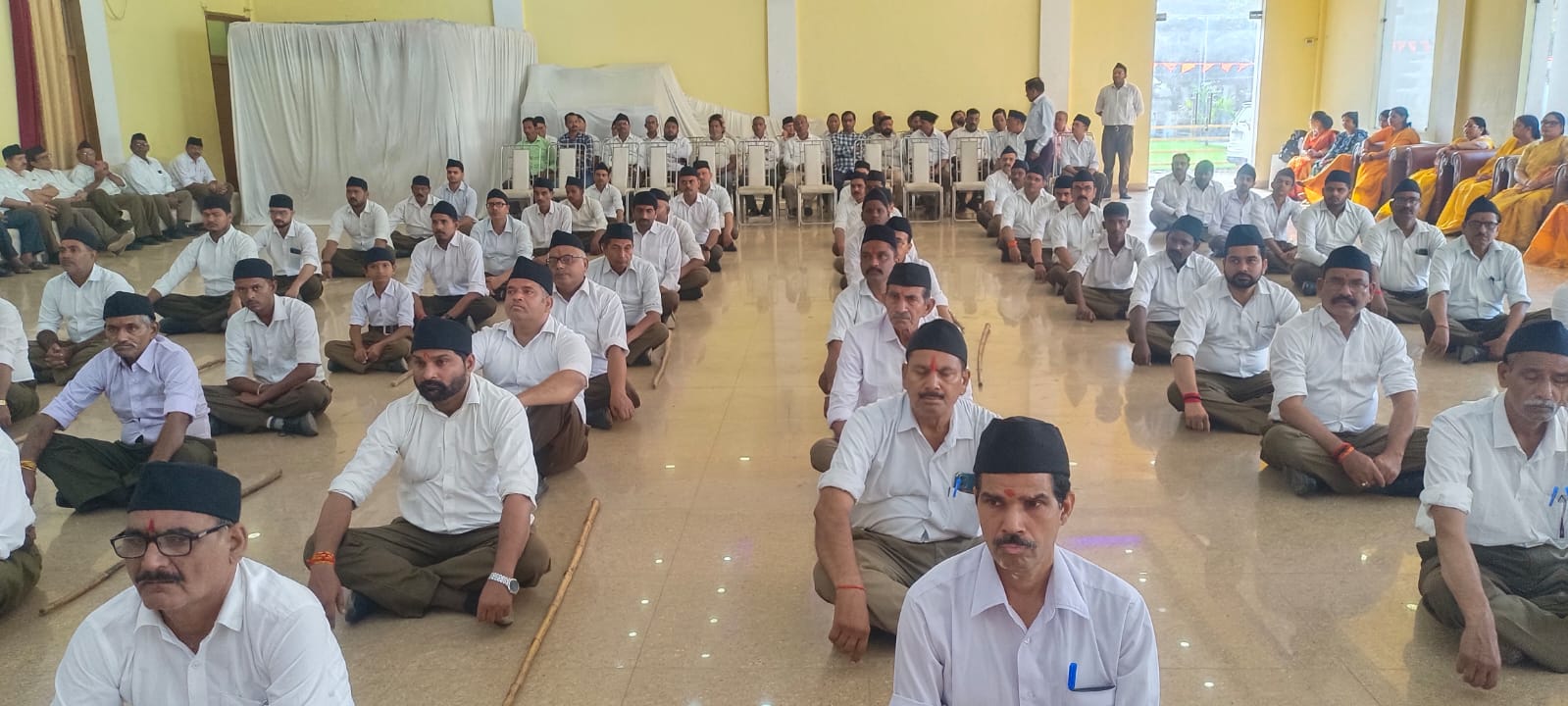 उपस्थित स्वयंसेवक उपस्थित स्वयंसेवक