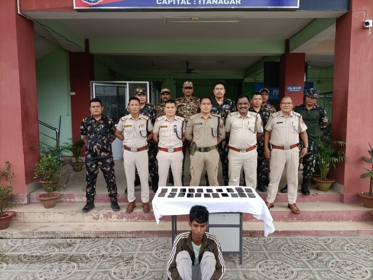 मोबाइल फोन चोरी के सिलसिले में एक युवक को गिरफ्तार मोबाइल फोन चोरी के सिलसिले में एक युवक को गिरफ्तार