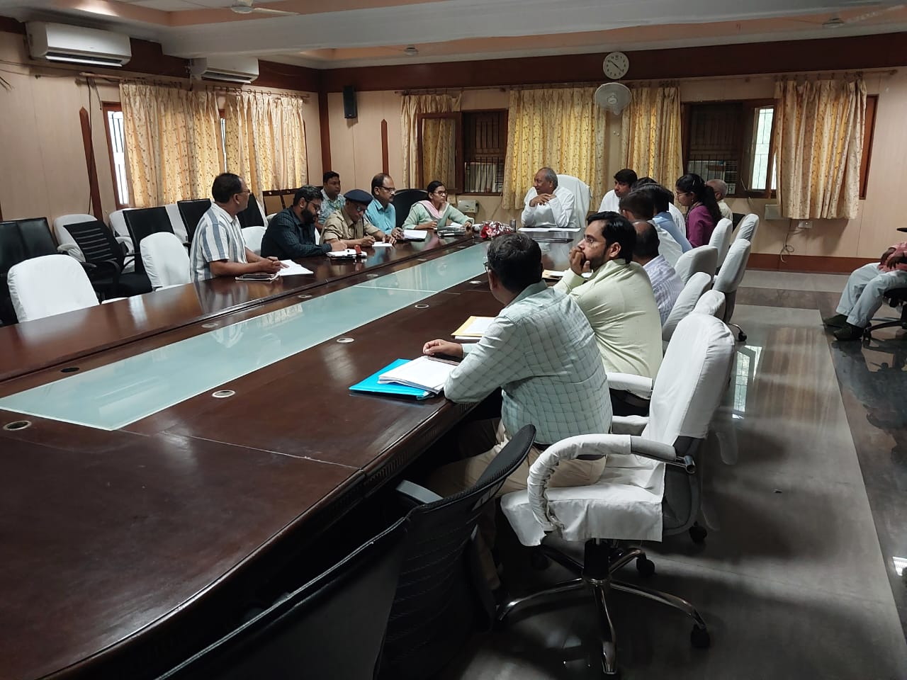 संबंधित अधिकारियों को निर्देश देते मंत्री डॉक्टर संजय निषाद संबंधित अधिकारियों को निर्देश देते मंत्री डॉक्टर संजय निषाद