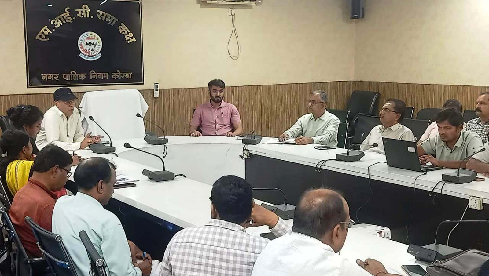 आयुक्त बैठक लेते हुए अधिकारियों की आयुक्त बैठक लेते हुए अधिकारियों की