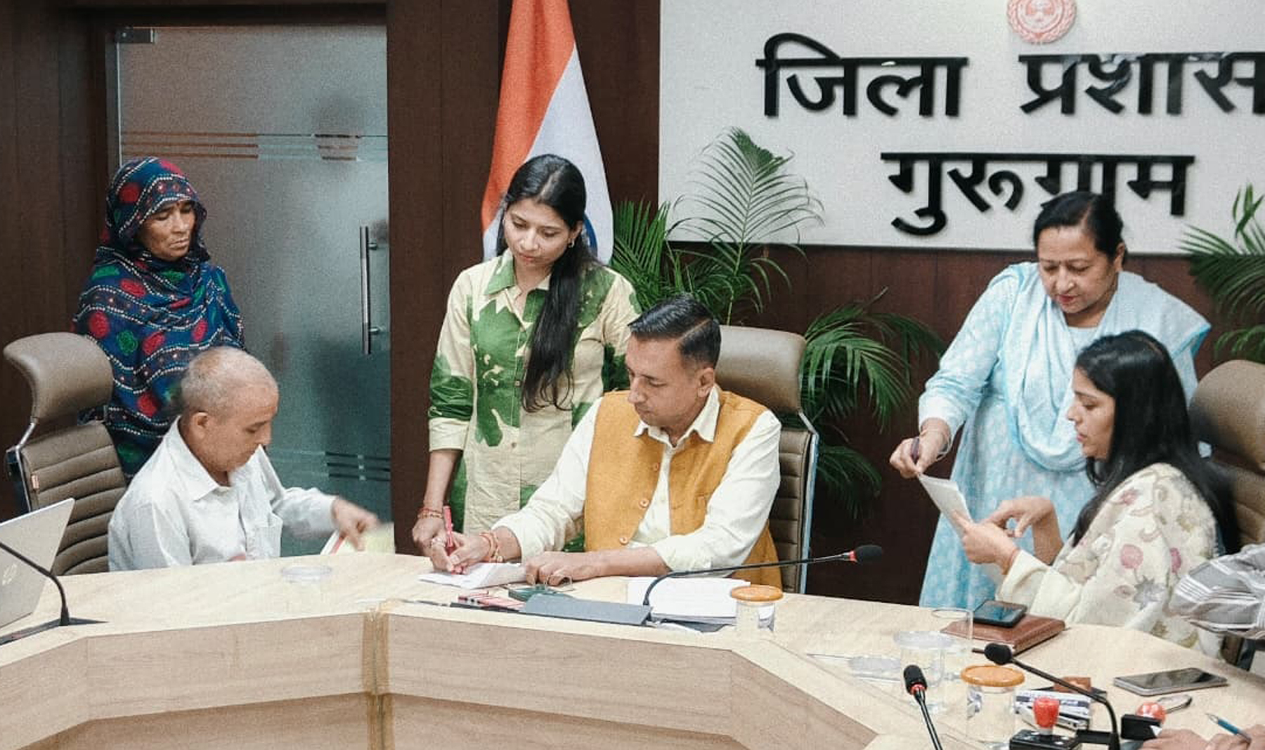 गुरुग्राम लघु सचिवालय में समाधान शिविर में लोगों की समस्याएं सुनते एडीसी वत्सल वशिष्ठ। गुरुग्राम लघु सचिवालय में समाधान शिविर में लोगों की समस्याएं सुनते एडीसी वत्सल वशिष्ठ।
