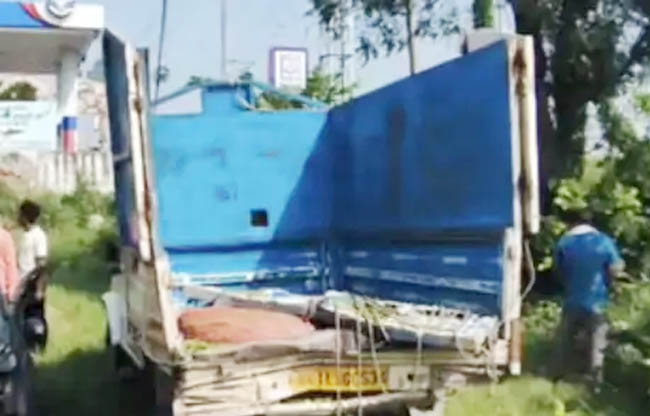 सोनीपत: हादसे के बाद खड़ी हुई पिकअप सोनीपत: हादसे के बाद खड़ी हुई पिकअप