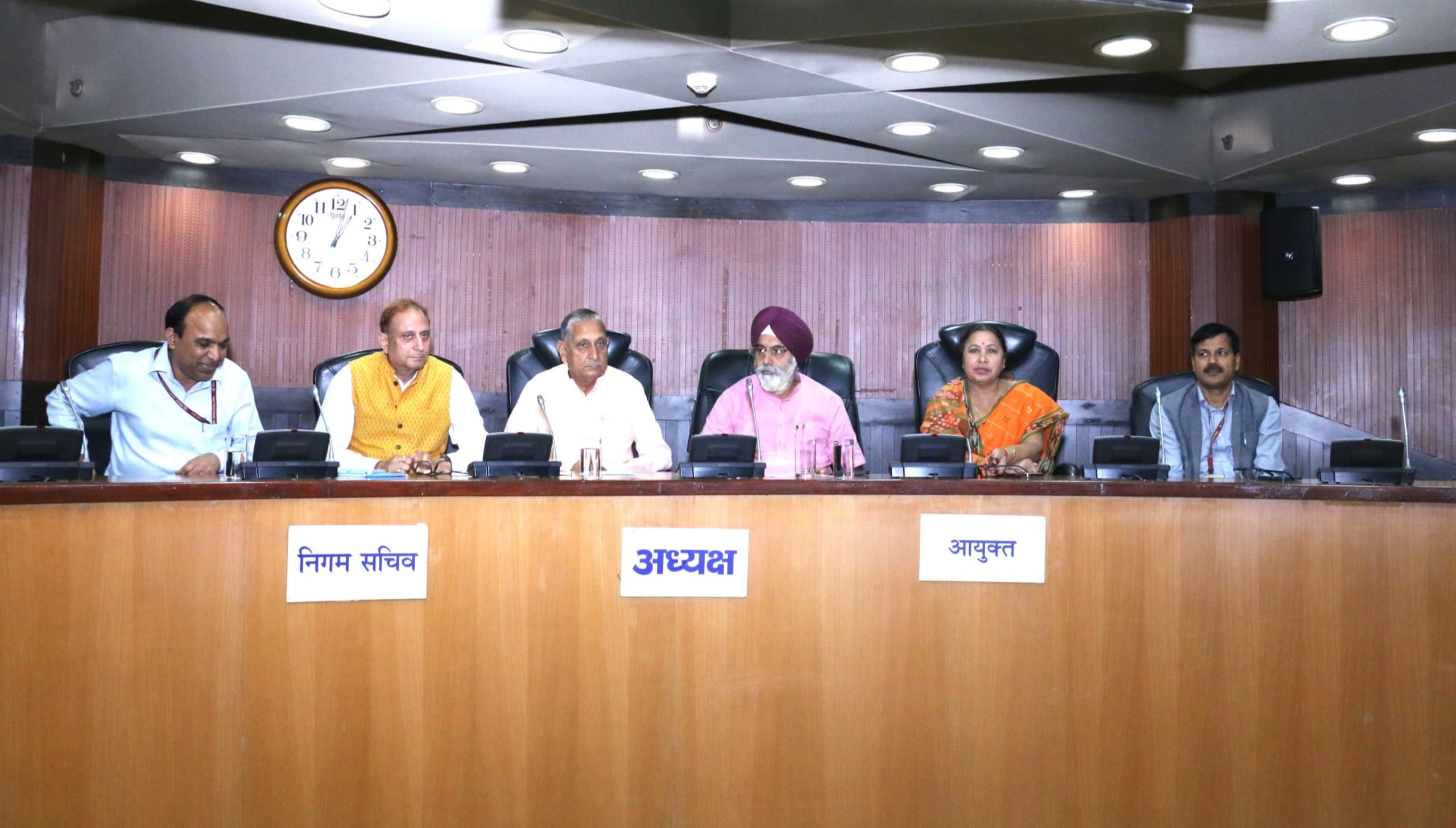 महापौर, नेता सदन प्रतिनिधिमंडल से मुलाकात के दौरान। महापौर, नेता सदन प्रतिनिधिमंडल से मुलाकात के दौरान।