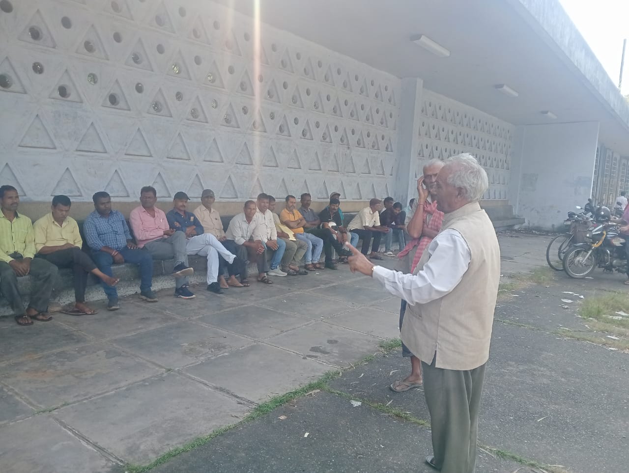 बैठक में बोलते भवन सिंह समेत अन्य बैठक में बोलते भवन सिंह समेत अन्य