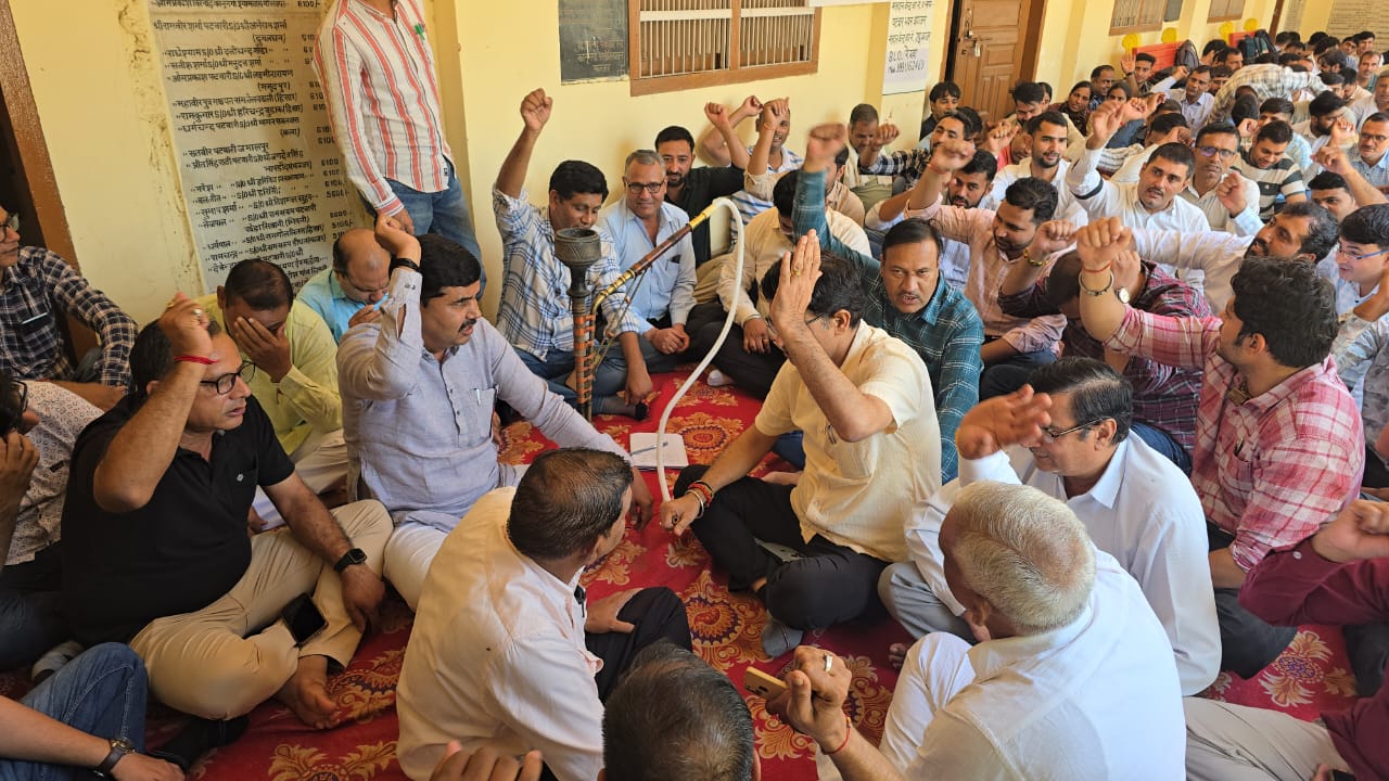 अपनी मांगों को लेकर झज्जर में प्रदर्शन करते पटवारी अपनी मांगों को लेकर झज्जर में प्रदर्शन करते पटवारी