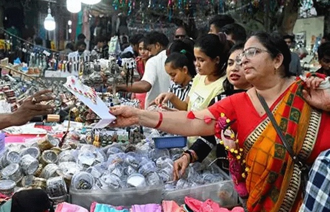 करवा चौथ पर बाजारों में रौनक का प्रतीकात्मक चित्र करवा चौथ पर बाजारों में रौनक का प्रतीकात्मक चित्र