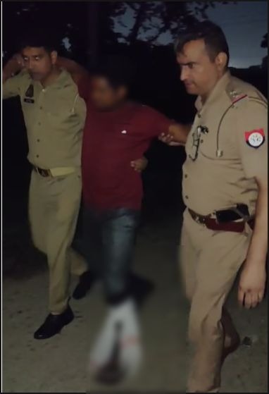 मुठभेड़ में गोली लगने के बाद घायल आरेापित  मो. रफी का लाते पुलिसकर्मी।