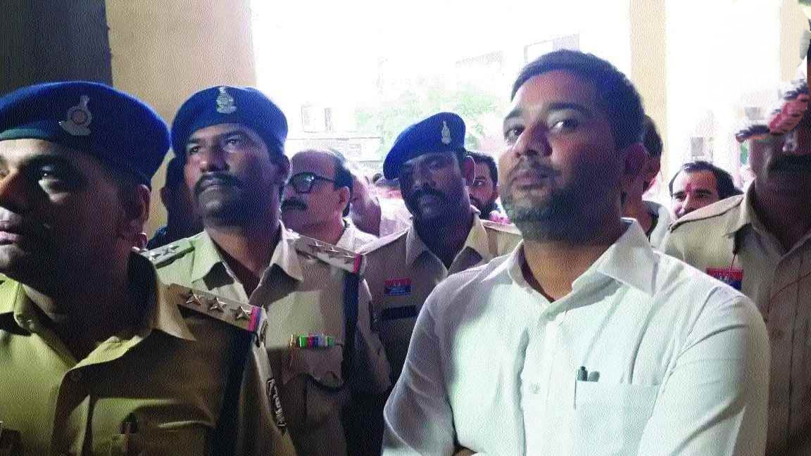 मनी लॉन्ड्रिंग और शराब घोटाला मामले में गिरफ्तार चैतन्य बघेल मनी लॉन्ड्रिंग और शराब घोटाला मामले में गिरफ्तार चैतन्य बघेल