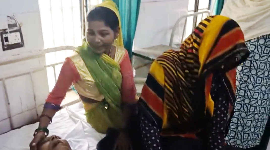 रोते बिलखते परिजन