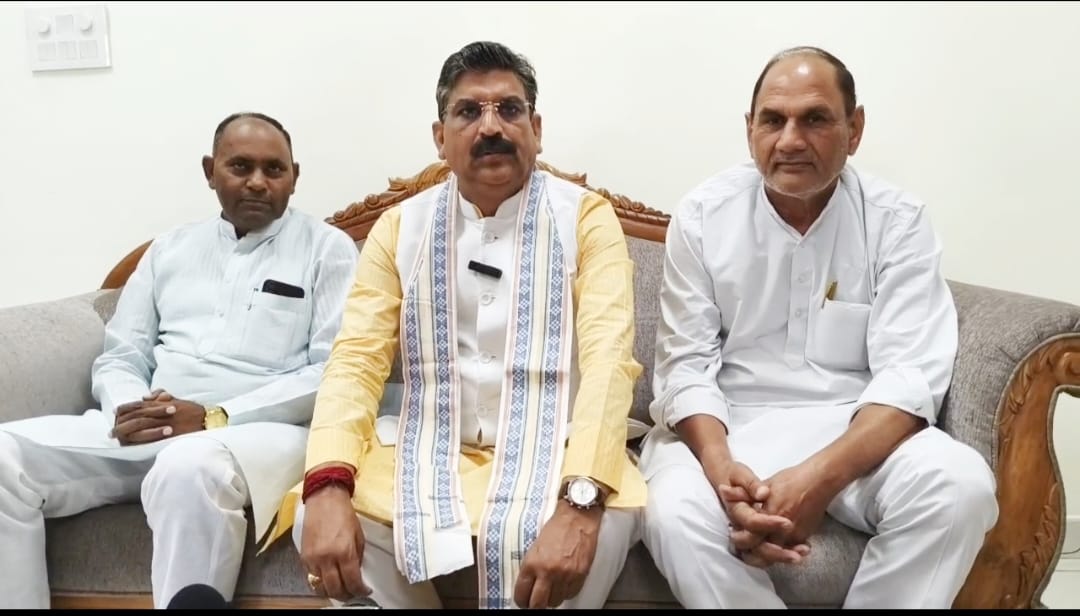 पत्रकारों से बातचीत करते हुए मंत्री बेदी। पत्रकारों से बातचीत करते हुए मंत्री बेदी।