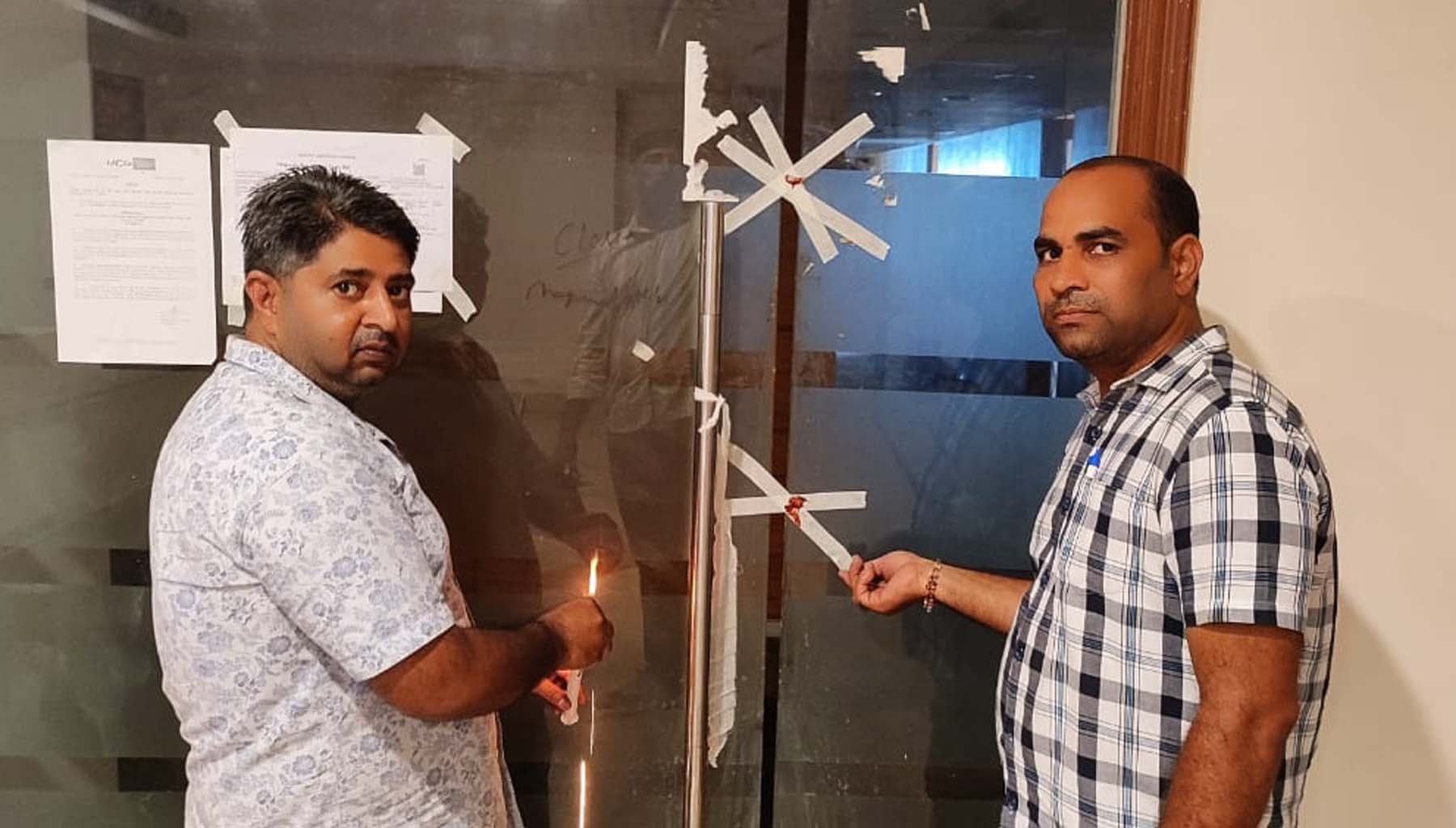 गुरुग्राम के एंबियंस आइलैंड में टैक्स बकाया होने पर प्रॉपर्टी सील करते नगर निगम के कर्मचारी। गुरुग्राम के एंबियंस आइलैंड में टैक्स बकाया होने पर प्रॉपर्टी सील करते नगर निगम के कर्मचारी।