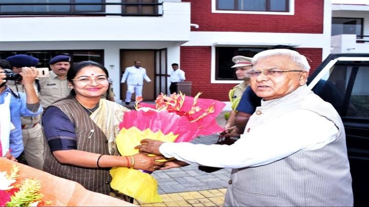 राज्यपाल पटेल चित्रकूट पहुंचे, राज्यमंत्री प्रतिमा बागरी ने की अगवानी राज्यपाल पटेल चित्रकूट पहुंचे, राज्यमंत्री प्रतिमा बागरी ने की अगवानी