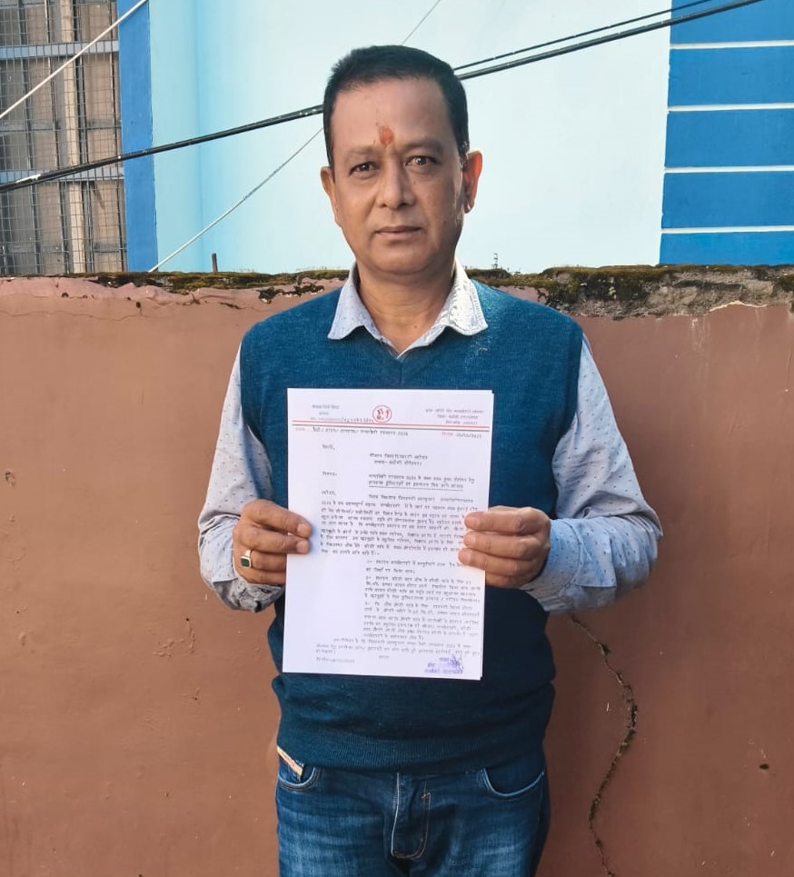गोपेश्वर में डीएम को ज्ञापन सौंपने पहुंचे अध्यक्ष कलम सिंह बिष्ट। गोपेश्वर में डीएम को ज्ञापन सौंपने पहुंचे अध्यक्ष कलम सिंह बिष्ट।