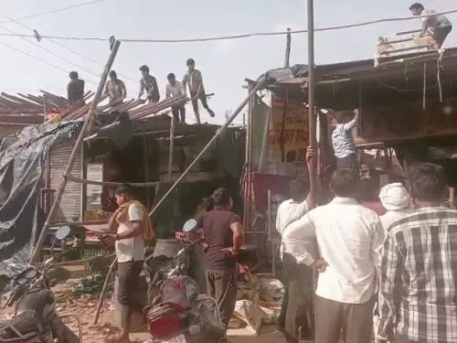 हाईवे पर बनी अस्थाई दुकानों को हटाने की कार्रवाई की गई। हाईवे पर बनी अस्थाई दुकानों को हटाने की कार्रवाई की गई।