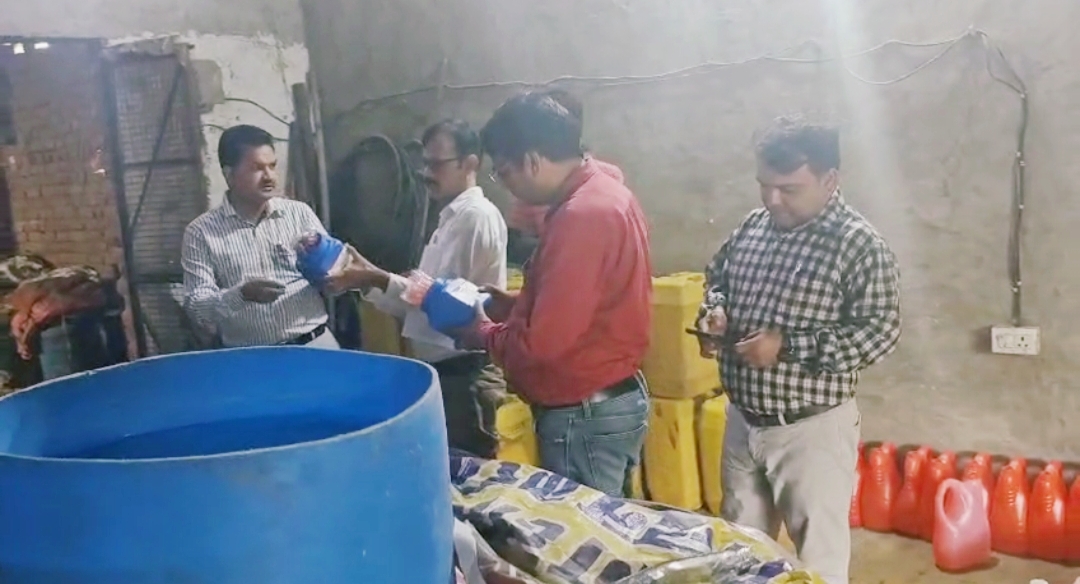 नकली सॉस की फैक्ट्री पर छापा मारकर सात सौ लीटर सॉस करवाया नष्ट नकली सॉस की फैक्ट्री पर छापा मारकर सात सौ लीटर सॉस करवाया नष्ट