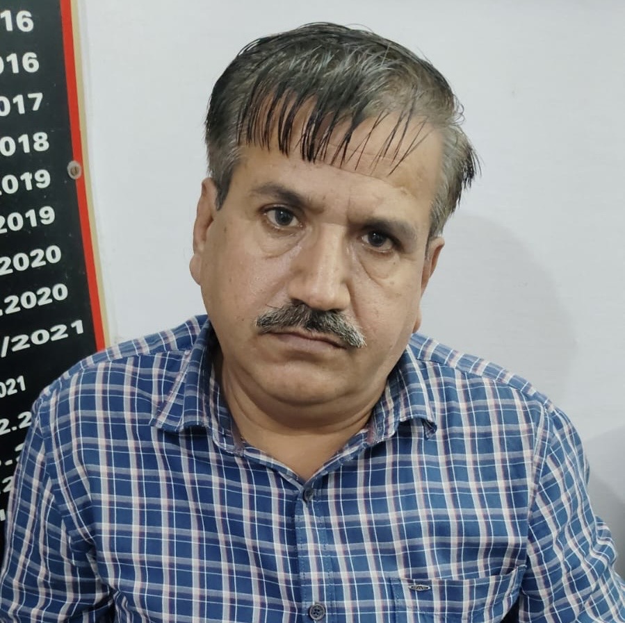तिलहर तहसील परिसर में पांच हजार रुपये की रिश्वत लेते हुए रंगे हाथ पकड़ा गया राजस्व निरीक्षक अरविन्द शर्मा। तिलहर तहसील परिसर में पांच हजार रुपये की रिश्वत लेते हुए रंगे हाथ पकड़ा गया राजस्व निरीक्षक अरविन्द शर्मा।