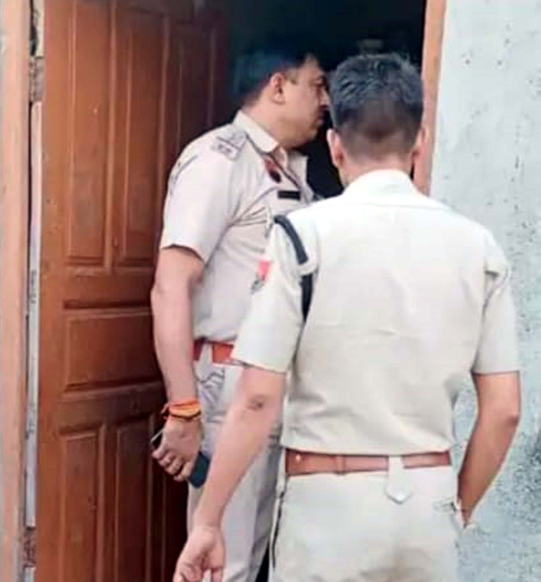 गुरुग्राम के सिकंदरपुर घोसी गांव में महिला द्वारा आत्महत्या की सूचना पर पहुंची पुलिस।