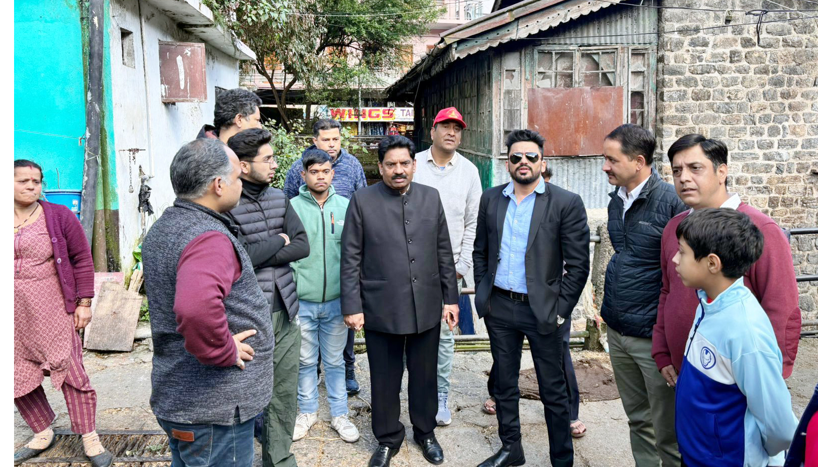 गौशाला का निरीक्षण करते एसडीएम, नगर पालिका ईओ व अन्य। गौशाला का निरीक्षण करते एसडीएम, नगर पालिका ईओ व अन्य।