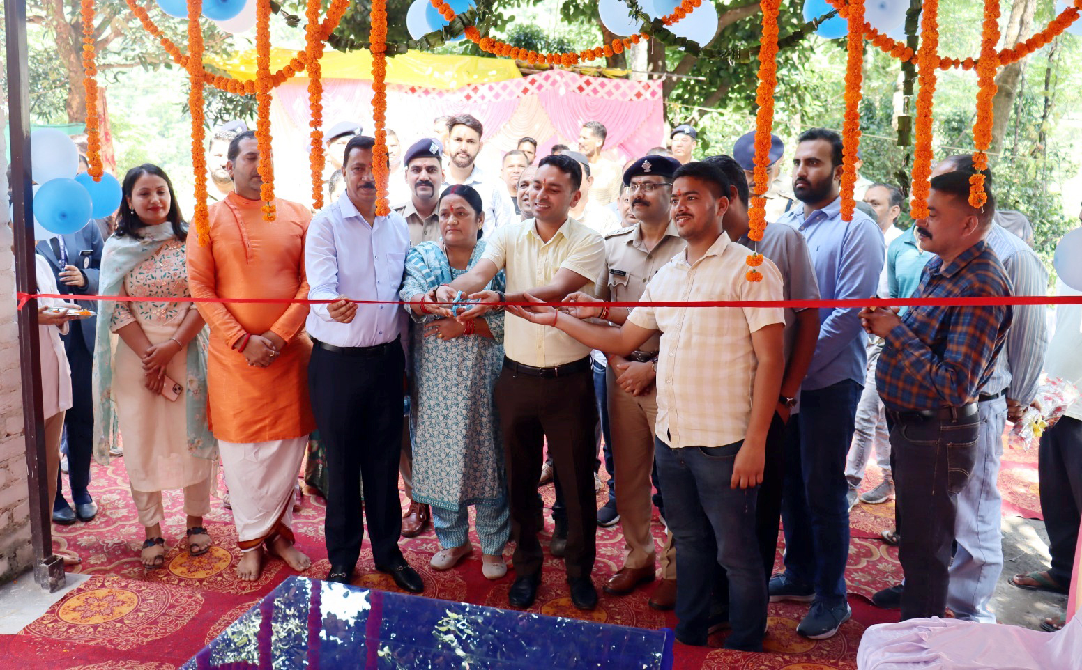भुजियाघाट में पुलिस चौकी का उद्घाटन करते एसएसपी पीएन मीणा। भुजियाघाट में पुलिस चौकी का उद्घाटन करते एसएसपी पीएन मीणा।
