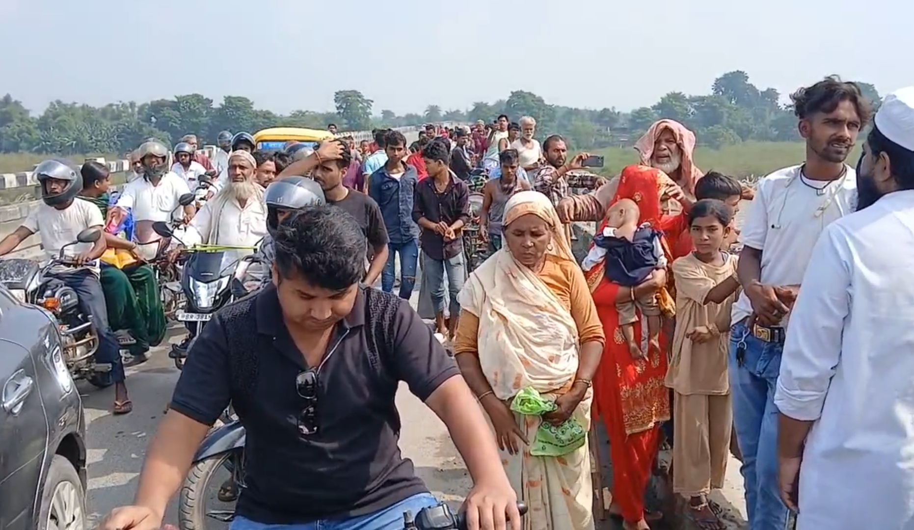 अररिया फोटो:घाट पर जमा भीड़ अररिया फोटो:घाट पर जमा भीड़