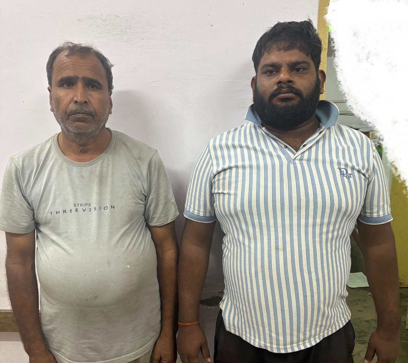 प्रयागराज के बारा थाना क्षेत्र से गिरफ्तार किए गए दो तस्करों का छाया चित्र