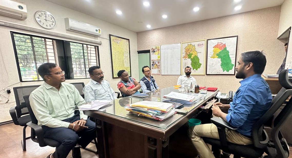 कलेक्टर अबिनाश मिश्रा से चर्चा करते हुए डब्ल्यूएचओ टीम के सदस्य।