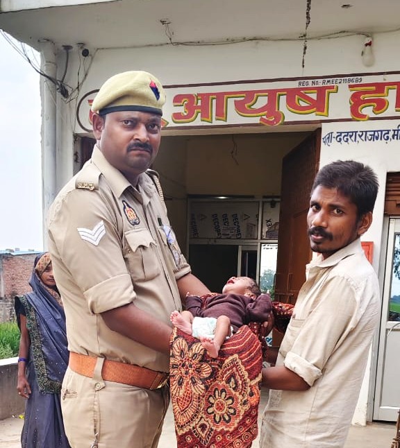 दुधमुंहे बच्चे को परिजन को सौपती पुलिस। दुधमुंहे बच्चे को परिजन को सौपती पुलिस।