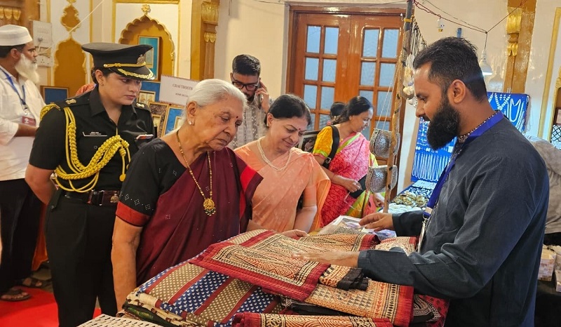लखनऊ में क्राफ्टरूट्स प्रदर्शनी में मध्य प्रदेश की बाग प्रिंट कला का प्रदर्शन लखनऊ में क्राफ्टरूट्स प्रदर्शनी में मध्य प्रदेश की बाग प्रिंट कला का प्रदर्शन