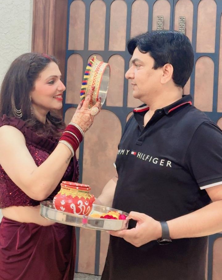 करवा चौथ पर टीडीआई सिटी में छलनी में पति सुनील चौधरी को देखती समाजसेविका मिली सिक्का। करवा चौथ पर टीडीआई सिटी में छलनी में पति सुनील चौधरी को देखती समाजसेविका मिली सिक्का।