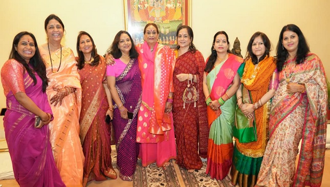 राजभवन में करवा चौथ पर आयोजित कार्यक्रम में प्रथम महिला गुरमीत कौर सहित अन्य।