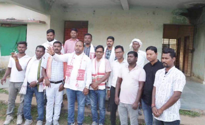 बैठक के बाद ग्लैडसन डुंगडुंग समेत अन्य